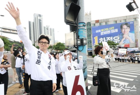 한동훈 부산 북구갑 국회의원 보궐선거 무소속 후보가 22일 오전 부산 북구 구남교차로에서 출근길 시민들에게 인사하며 지지를 호소하고 있다.