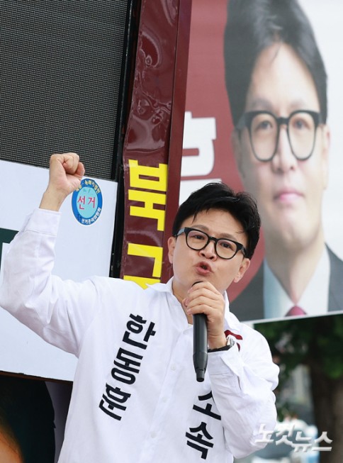 한동훈 부산 북구갑 국회의원 보궐선거 무소속 후보가 22일 오전 부산 북구 구남교차로에서 출근길 시민들에게 인사하며 지지를 호소하고 있다.