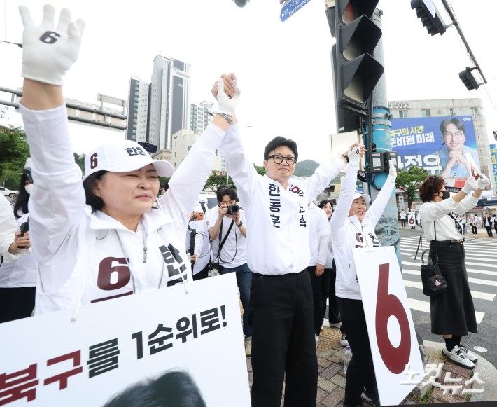 한동훈 부산 북구갑 국회의원 보궐선거 무소속 후보가 22일 오전 부산 북구 구남교차로에서 출근길 시민들에게 인사하며 지지를 호소하고 있다.