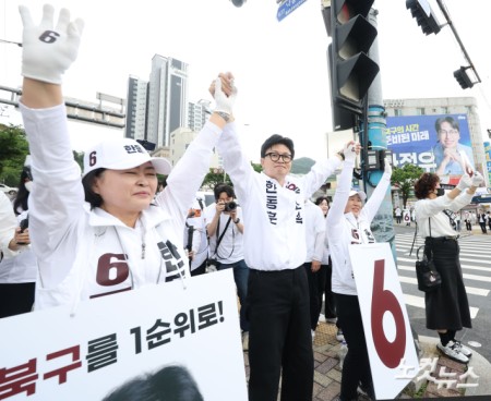 한동훈 부산 북구갑 국회의원 보궐선거 무소속 후보가 22일 오전 부산 북구 구남교차로에서 출근길 시민들에게 인사하며 지지를 호소하고 있다.