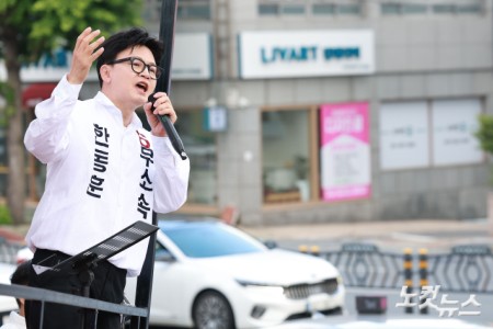 한동훈 부산 북구갑 국회의원 보궐선거 무소속 후보가 22일 오전 부산 북구 구남교차로에서 출근길 시민들에게 인사하며 지지를 호소하고 있다.
