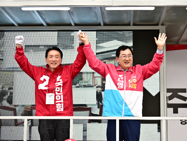 주낙영 국민의힘 경주시장 후보와 김석기 국회의원이 지방선거 출정식에서 시민들을 상대로 손을 들고 있다. 주낙영 후보 캠프 제공