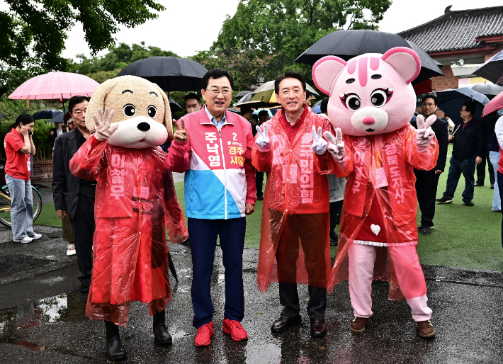 주낙영 국민의힘 경주시장 후보와 김석기 국회의원이 지방선거 출정식에서 기념사진을 촬영하고 있다. 주낙영 후보 캠프 제공