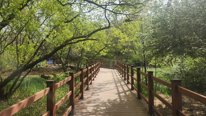 정비된 군산 월명공원 수변데크. 군산시 제공