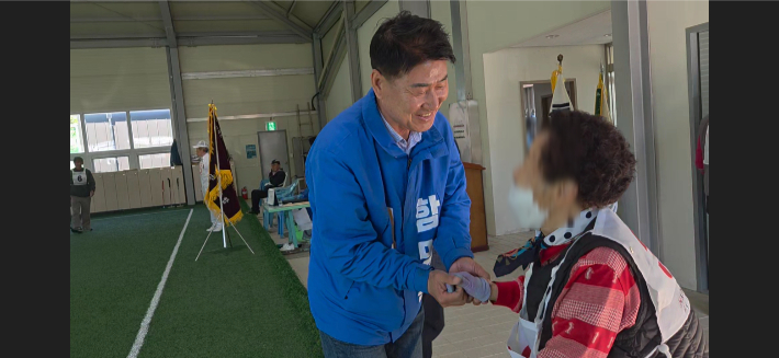 지역 어르신과 인사를 나누고 있는 더불어민주당 함명준 고성군수 후보. 함 후보 캠프 제공