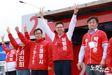 박형준 국민의힘 부산시장 후보가 22일 오전 부산 기장군 기장체육관 앞에서 출근길 인사를 하고 있다.