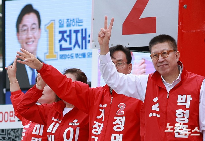 박형준 국민의힘 부산시장 후보가 22일 오전 부산 기장군 기장체육관 앞에서 출근길 인사를 하고 있다.