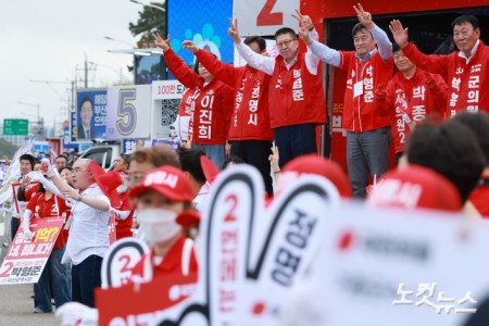 박형준 국민의힘 부산시장 후보가 22일 오전 부산 기장군 기장체육관 앞에서 출근길 인사를 하고 있다.