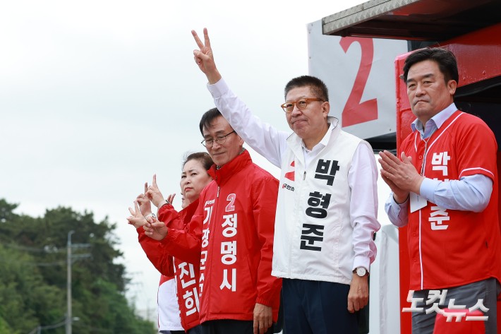 박형준 국민의힘 부산시장 후보가 22일 오전 부산 기장군 기장체육관 앞에서 출근길 인사를 하고 있다.