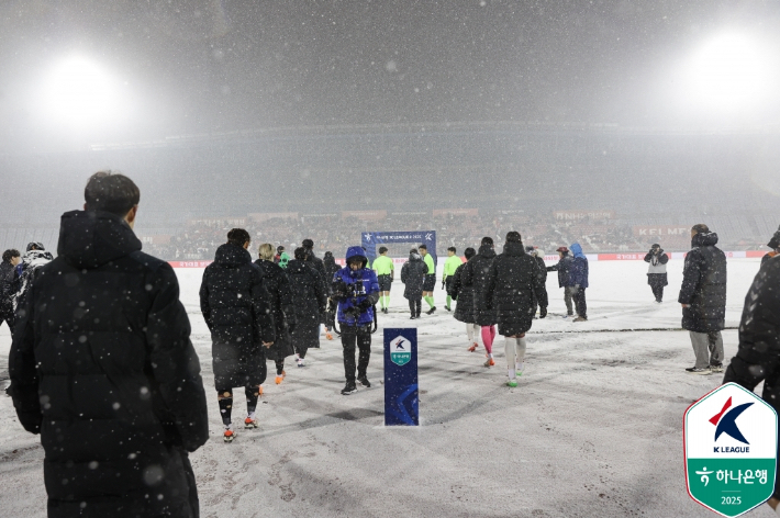 눈 덮인 부천종합운동장. 한국프로축구연맹 제공