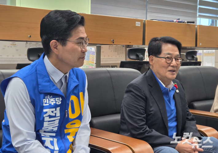더불어민주당 박지원 국회의원(오른쪽)과 같은 당 이원택 전북도지사 후보(왼쪽)가 22일 전북도의회에서 기자간담회를 하고 있다. 최명국 기자
