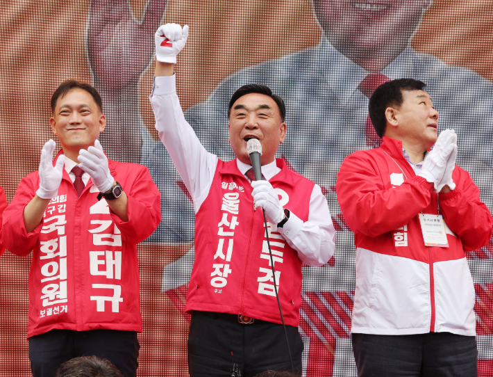  6·3 지방선거와 국회의원 재·보궐선거 공식 선거운동이 시작된 21일 울산시 남구 태화로터리에서 열린 국민의힘 울산시당 출정식에서 김두겸 울산시장 후보가 지지를 호소하고 있다. 연합뉴스