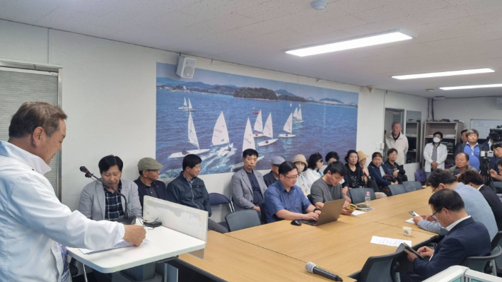 무소속 김창주(왼쪽) 전남 여수시장 후보가 기자회견을 진행하고 있다. 김창주 후보 제공
