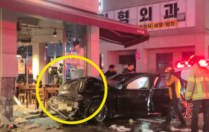 차량이 상가에 돌진한 모습. 독자제공 