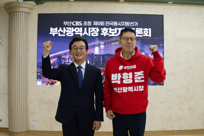 22일 낮 부산CBS가 주최하는 부산시장 후보 초청 토론회에서 더불어민주당 전재수 후보와 국민의힘 박형준 후보가 맞붙었다. 부산CBS