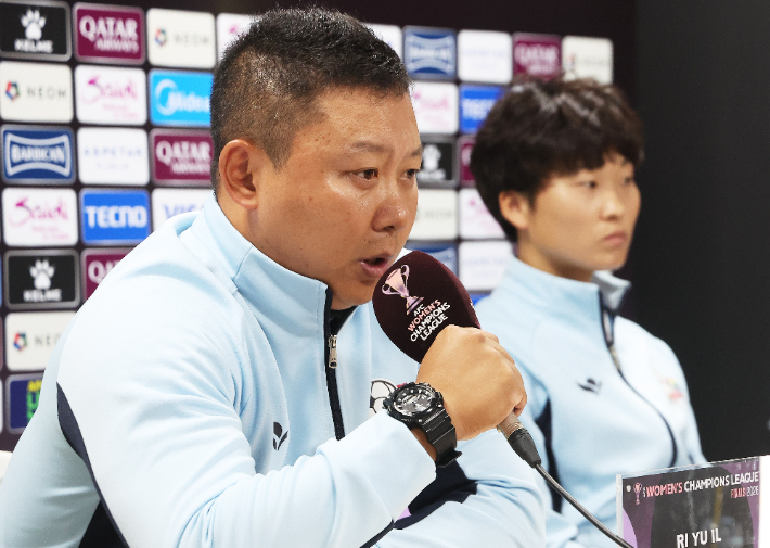 22일 경기도 수원종합운동장에서 열린 아시아축구연맹(AFC) 여자 챔피언스리그(AWCL) 결승 기자회견에서 내고향여자축구단 리유일 감독이 취재진 질문에 답하고 있다. 연합뉴스