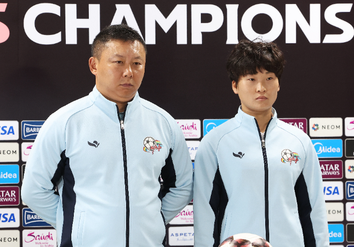 22일 경기도 수원종합운동장에서 열린 아시아축구연맹(AFC) 여자 챔피언스리그(AWCL) 결승 기자회견에서 내고향여자축구단 리유일 감독(사진 왼쪽)과 김경영 선수가 포즈를 취하고 있다. 연합뉴스