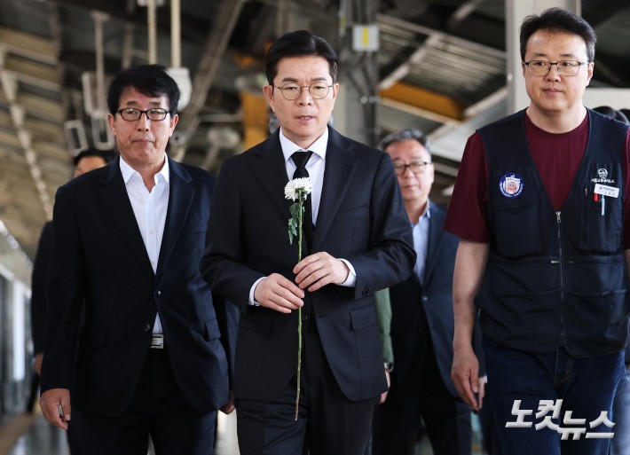 정원오 더불어민주당 서울시장 후보가 22일 서울 광진구 지하철 2호선 구의역에서 열린 구의역 참사 10주기 추모문화제에 앞서 9-4 승강장 스크린도어 참사 현장에 헌화를 하고 있다.