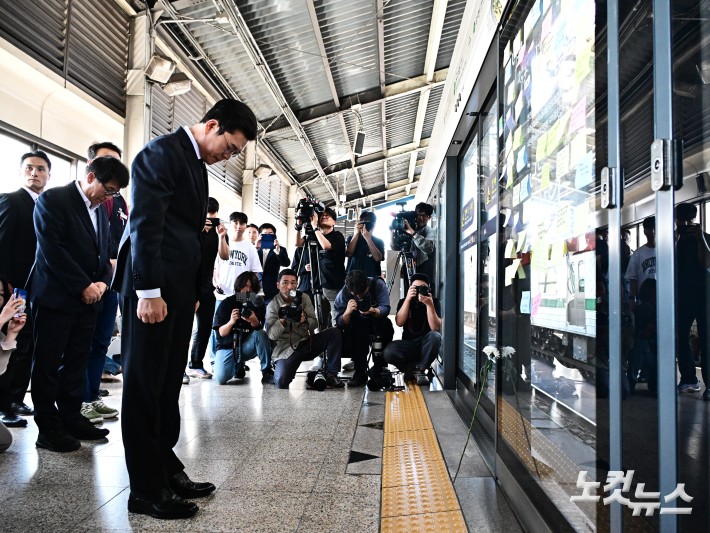 정원오 더불어민주당 서울시장 후보가 22일 오전 서울 광진구 구의역 9-4 승강장에서 구의역 참사 10주기 추모 헌화를 하고 있다.