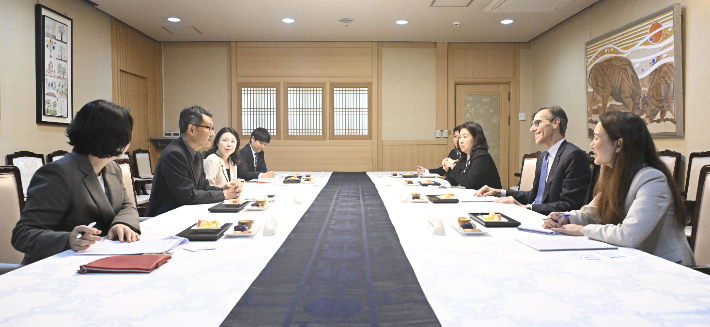 재정경제부 허장(왼쪽 두 번째) 2차관이 22일 서울 종로구 정부서울청사에서 유럽부흥은행(EBRD) 그렉 거옛(Greg Guyett·오른쪽 두 번째)수석 부총재와 면담을 하고 있다. 재정경제부 제공