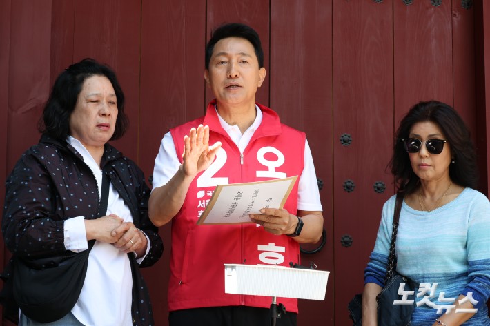 국민의힘 오세훈 서울시장 후보가 22일 서울 성동구 행당동아기씨당 앞에서 열린 주민들과의 간담회에서 발언을 하고 있다.