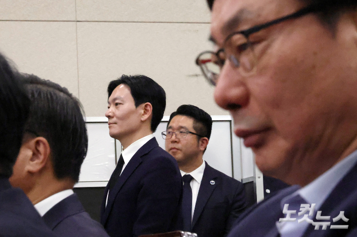 여의도 국회에서 열린 윤석열 정권 정치검찰 조작기소 의혹 사건 진상규명 국정조사특별위원회 전체회의 '쌍방울 대북 송금 사건 관련 청문회'에서 사건을 수사했던 박상용 검사가 증인선서를 거부하고 육성으로 소명 기회를 요청하고 있다. 오른쪽은 이화영 전 경기도 평화부지사. 윤창원 기자