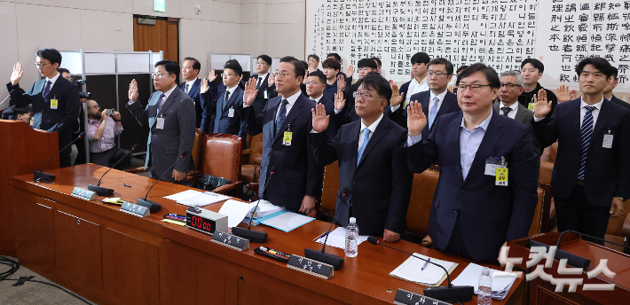 여의도 국회에서 열린 윤석열 정권 정치검찰 조작기소 의혹 사건 진상규명 국정조사특별위원회 전체회의 '쌍방울 대북 송금 사건 관련 청문회'에서 출석 증인들이 선서를 하고 있다. 윤창원 기자