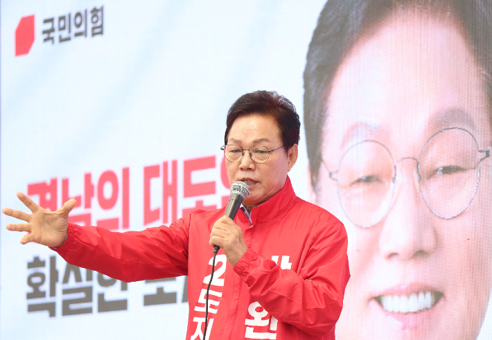 국민의힘 박완수 경남지사 후보가 21일 오전 경남 창원시 성산구 창원시청 인근 최윤덕장상 앞에서 열린 '국민의힘 박완수 경남지사 후보·강기윤 창원시장 후보 합동 출정식'에서 지지를 호소하고 있다. 연합뉴스