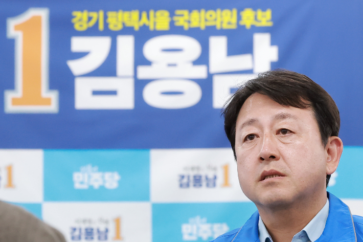 더불어민주당 김용남 경기 평택을 국회의원 재선거 후보가 지난 20일 경기도 평택시 자신의 선거사무소에서 열린 고덕신도시특보단 간담회 참석자들과 대화하고 있다. 연합뉴스