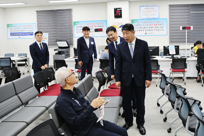 김학선 광주지방국세청장은 22일 광산세무서를 방문하여 창구 운영 상황을 점검하고 방문 납세자의 불편함이 없는지 살펴보고 있다. 광주지방국세청 제공