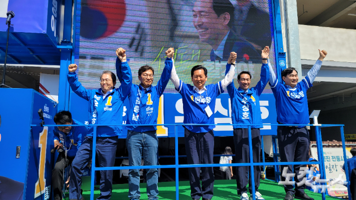 더불어민주당 정청래 대표가 22일 강원 강릉시 주문진을 찾아 우상호 강원도지사 후보와 김중남 강릉시장 후보를 위한 지원 사격에 나서며 영동권 표심을 공략했다. 전영래 기자
