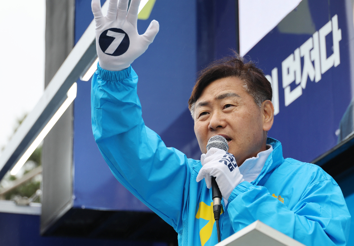 무소속 김관영 전북특별자치도지사 후보가 전주시 완산구 롯데백화점 사거리에서 유세를 하고 있다. 연합뉴스