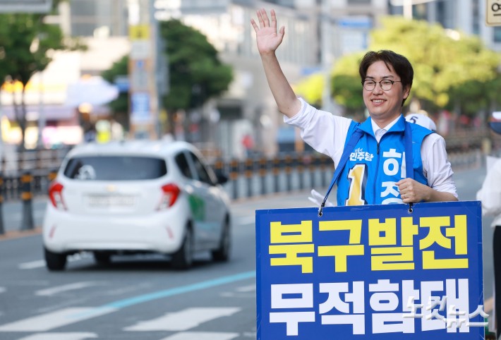 하정우 더불어민주당 부산 북구갑 국회의원 보궐선거 후보가 22일 오후 부산 북구 숙등역 인근에서 거리 인사를 하고 있다.