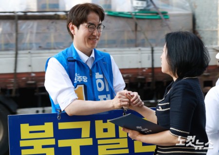 하정우 더불어민주당 부산 북구갑 국회의원 보궐선거 후보가 22일 오후 부산 북구 숙등역 인근에서 거리 인사를 하고 있다.