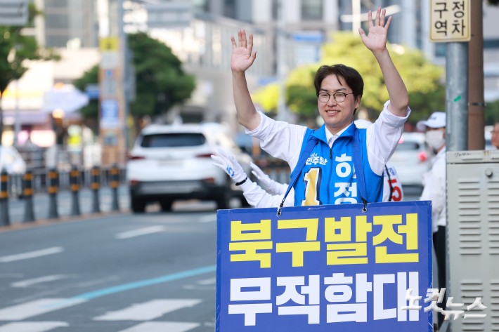 하정우 더불어민주당 부산 북구갑 국회의원 보궐선거 후보가 22일 오후 부산 북구 숙등역 인근에서 거리 인사를 하고 있다.