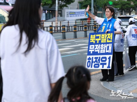 하정우 더불어민주당 부산 북구갑 국회의원 보궐선거 후보가 22일 오후 부산 북구 숙등역 인근에서 거리 인사를 하고 있다.