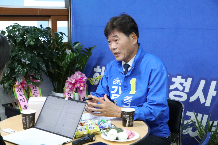 21일 김종우 부산 동구청장 후보가 부산CBS와의 인터뷰를 진행 중인 모습. 김 후보 캠프 제공 