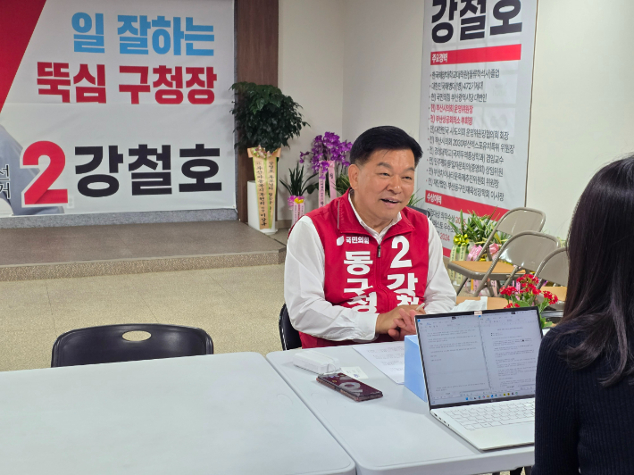22일 강철호 부산 동구청장 후보가 부산CBS와의 인터뷰를 진행 중인 모습. 강 후보 캠프 제공 