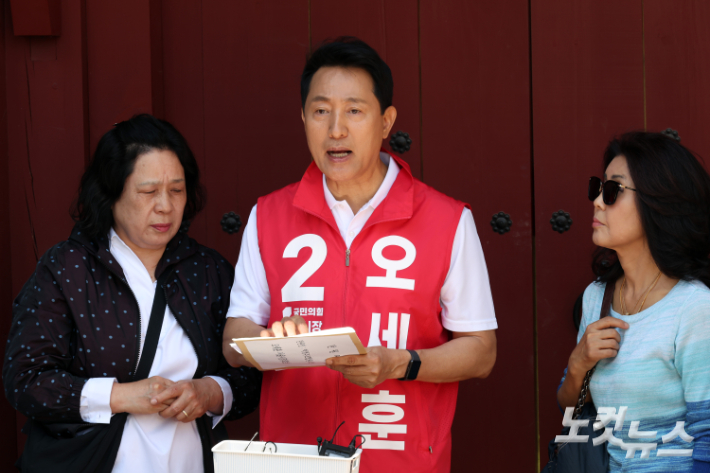 국민의힘 오세훈 서울시장 후보가 22일 서울 성동구 행당동아기씨당 앞에서 열린 주민들과의 간담회에서 발언을 하고 있다. 윤창원 기자