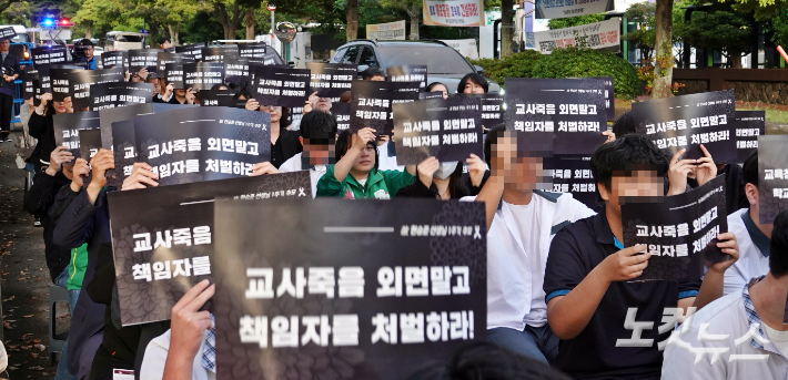 22일 오후 7시 제주도교육청 앞 도로에서 열린 현승준 교사 순직 1주기 추모제. 이창준 기자