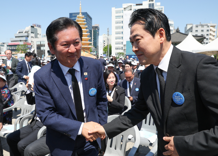 더불어민주당 정청래 대표(왼쪽), 국민의힘 장동혁 대표. 연합뉴스