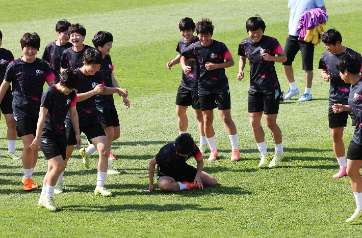 아시아축구연맹(AFC) 여자 챔피언스리그(AWCL) 결승에 진출한 내고향여자축구단이 22일 경기도 수원월드컵경기장 보조경기장에서 훈련하며 한 선수가 넘어지자 환하게 웃고 있다. 연합뉴스