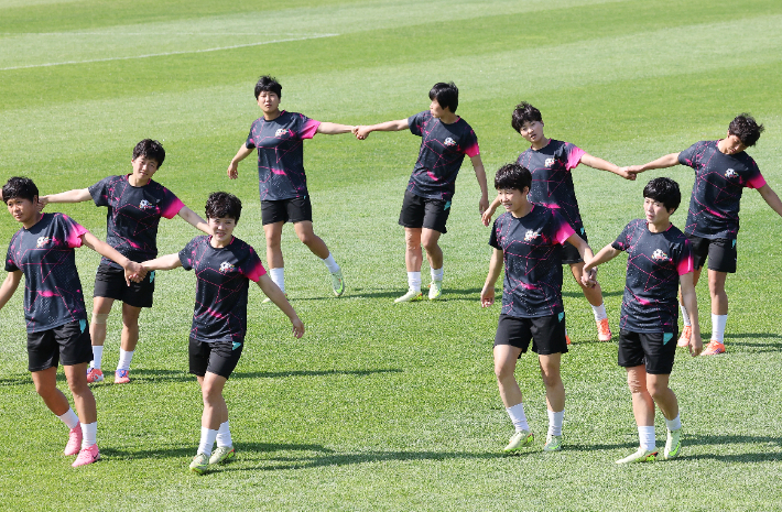 북한의 내고향여자축구단 선수들이 22일 경기도 수원월드컵경기장 보조경기장에서 밝은 모습으로 훈련하고 있다. 연합뉴스