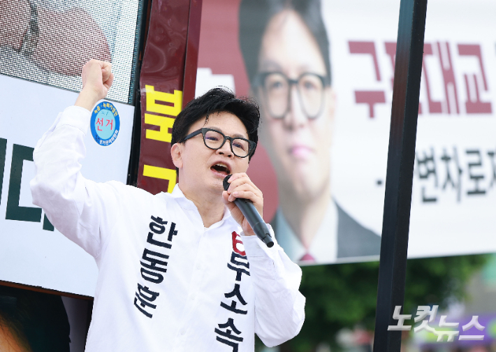 한동훈 부산 북구갑 국회의원 보궐선거 무소속 후보가 22일 오전 부산 북구 구남교차로에서 출근길 시민들에게 인사하며 지지를 호소하고 있다. 부산=류영주 기자