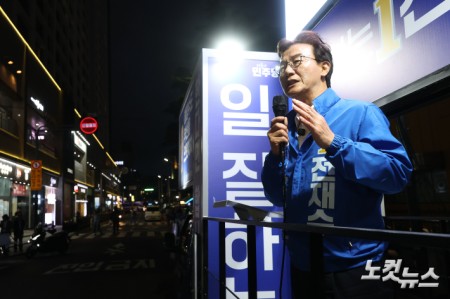 전재수 더불어민주당 부산시장 후보가 22일 저녁 부산 동래역 인근에서 열린 집중 유세에서 지지를 호소하고 있다.