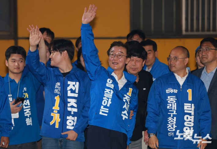 전재수 더불어민주당 부산시장 후보가 22일 저녁 부산 동래역 인근에서 열린 집중 유세에서 지지를 호소하고 있다.