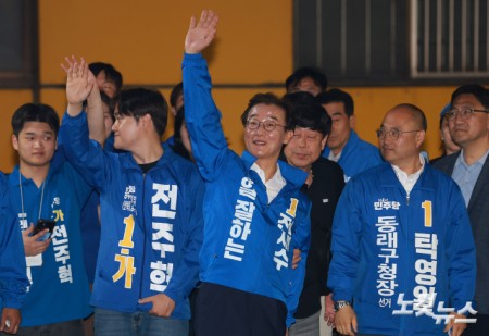 전재수 더불어민주당 부산시장 후보가 22일 저녁 부산 동래역 인근에서 열린 집중 유세에서 지지를 호소하고 있다.