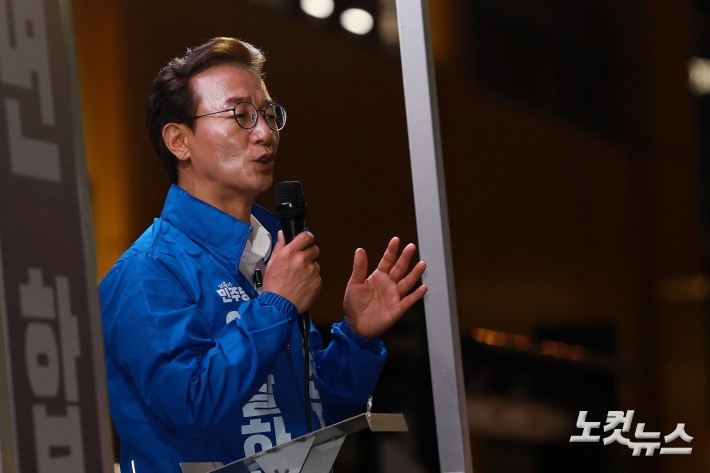 전재수 더불어민주당 부산시장 후보가 22일 저녁 부산 동래역 인근에서 열린 집중 유세에서 지지를 호소하고 있다.