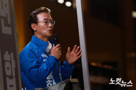 전재수 더불어민주당 부산시장 후보가 22일 저녁 부산 동래역 인근에서 열린 집중 유세에서 지지를 호소하고 있다.
