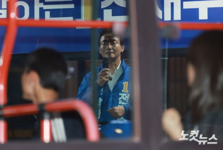 전재수 더불어민주당 부산시장 후보가 22일 저녁 부산 동래역 인근에서 열린 집중 유세에서 지지를 호소하고 있다.